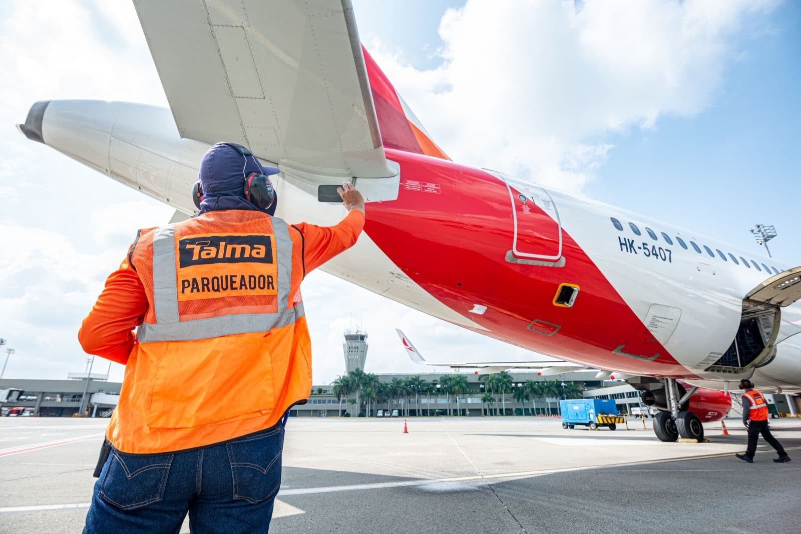 Agente de rampa de Talma junto a una aeronave